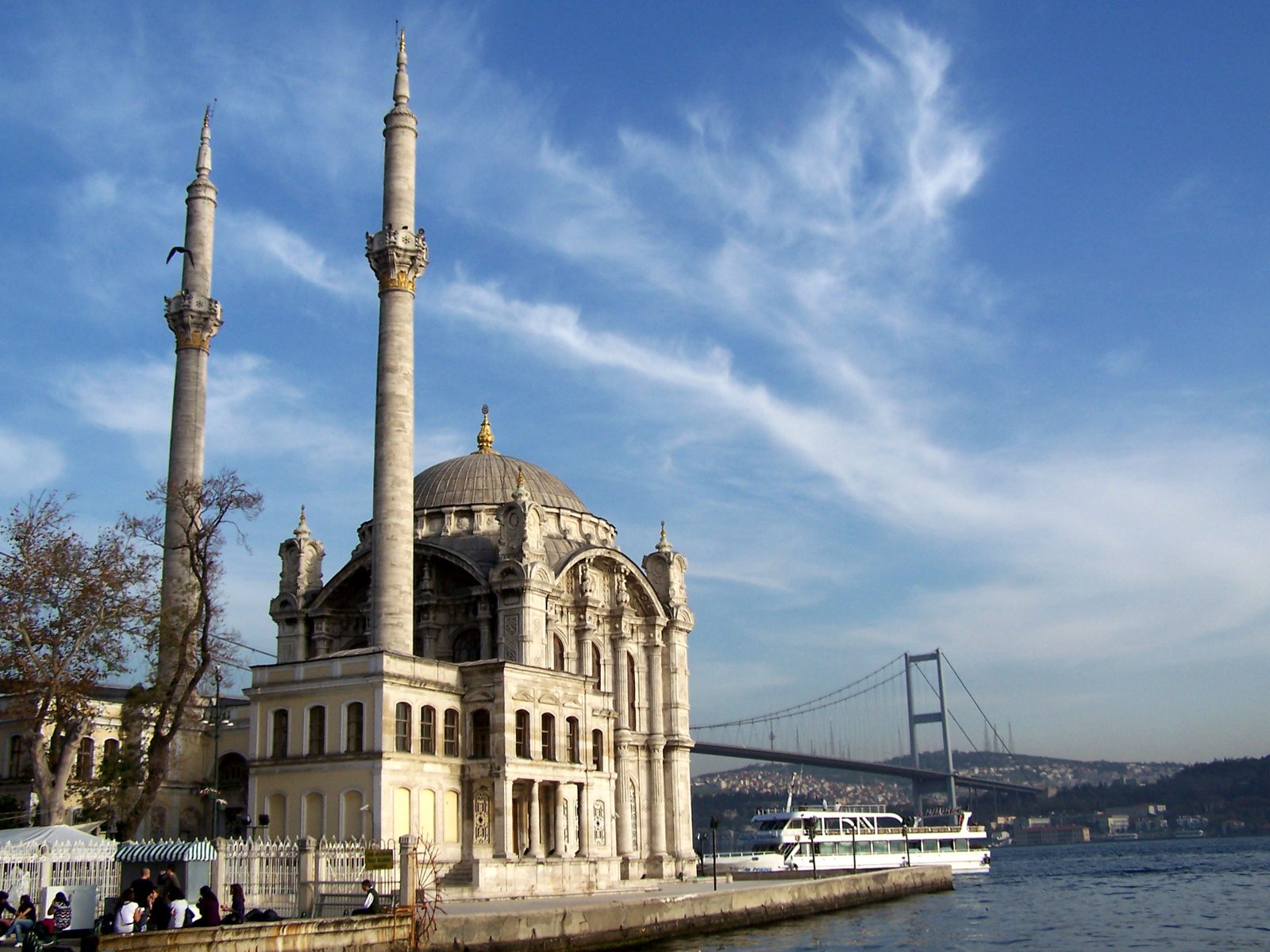 La mosquée d'Ortaköy et le pont du Bosphore à Istanbul