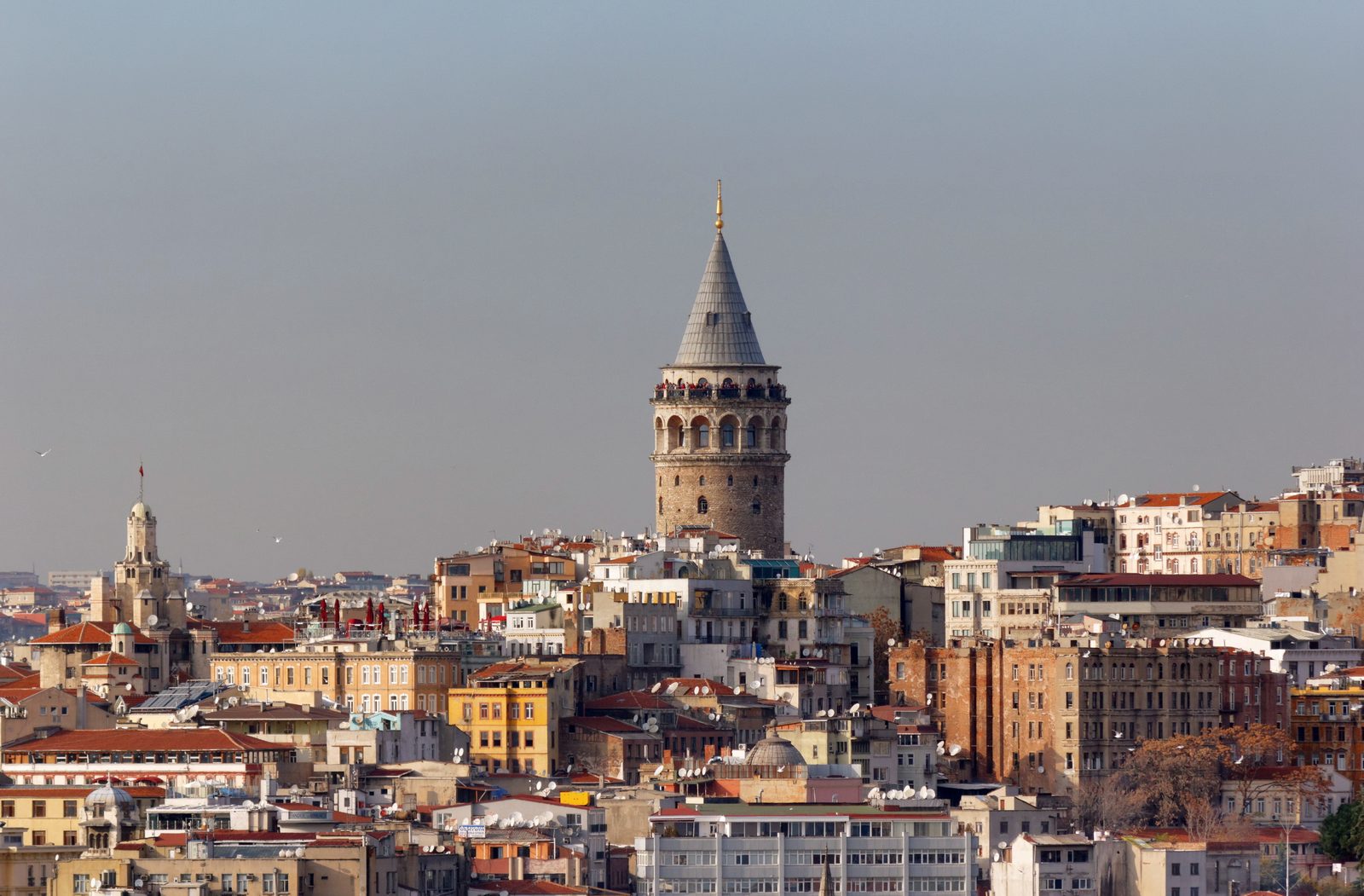 La tour de Galata au-dessus des toits d'Istanbul