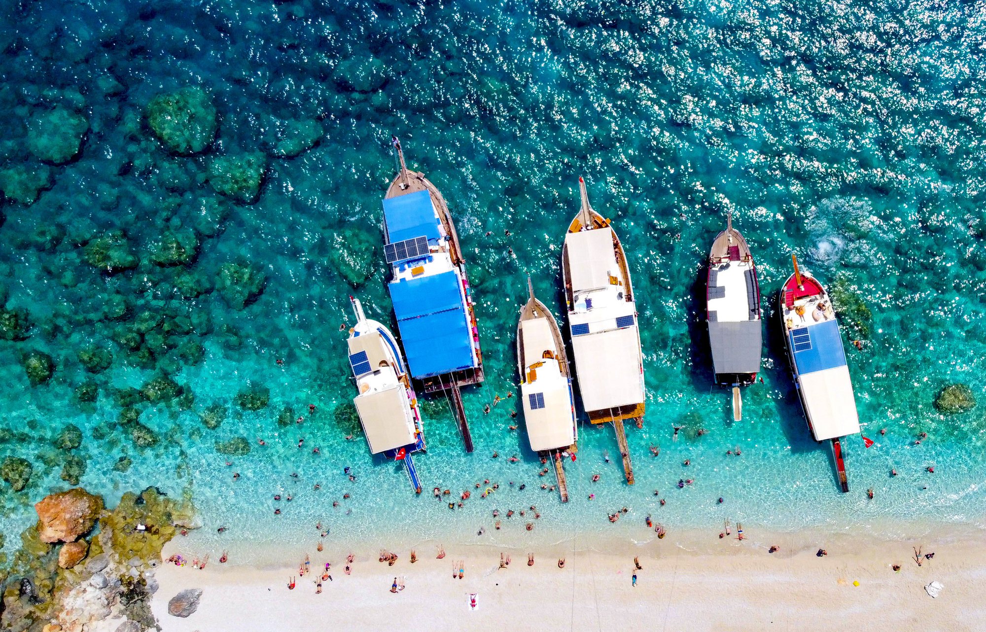 Des bateaux à l'ancre dans une eau turquoise sur la côte turque